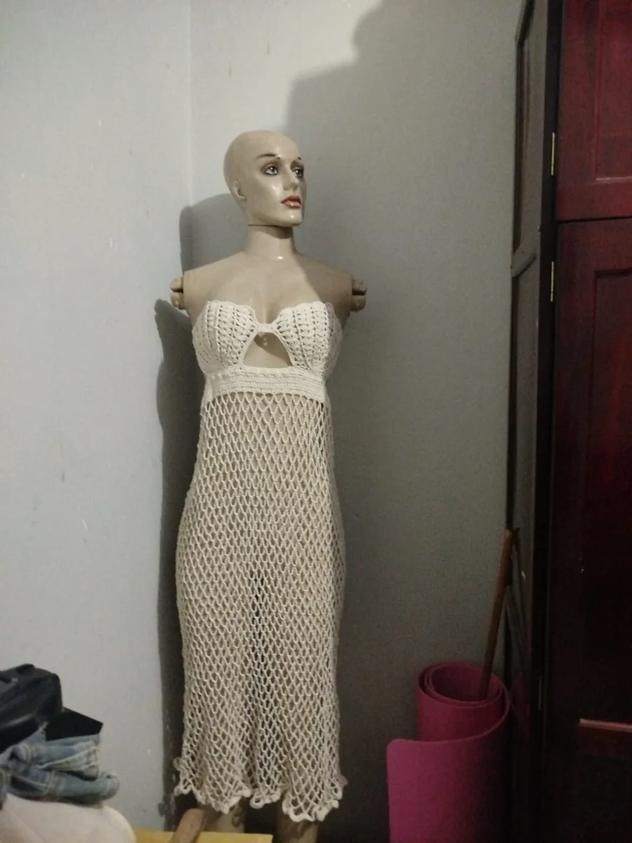 Vestido longo claro feito à mão em crochê