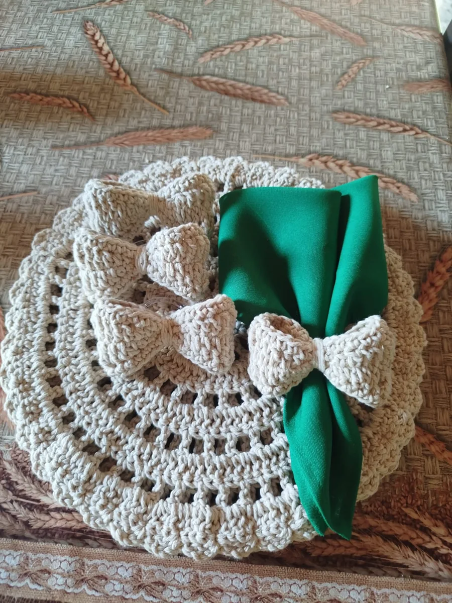 Detalhes de uma composição de mesa com crochê artesanal e guardanapo verde
