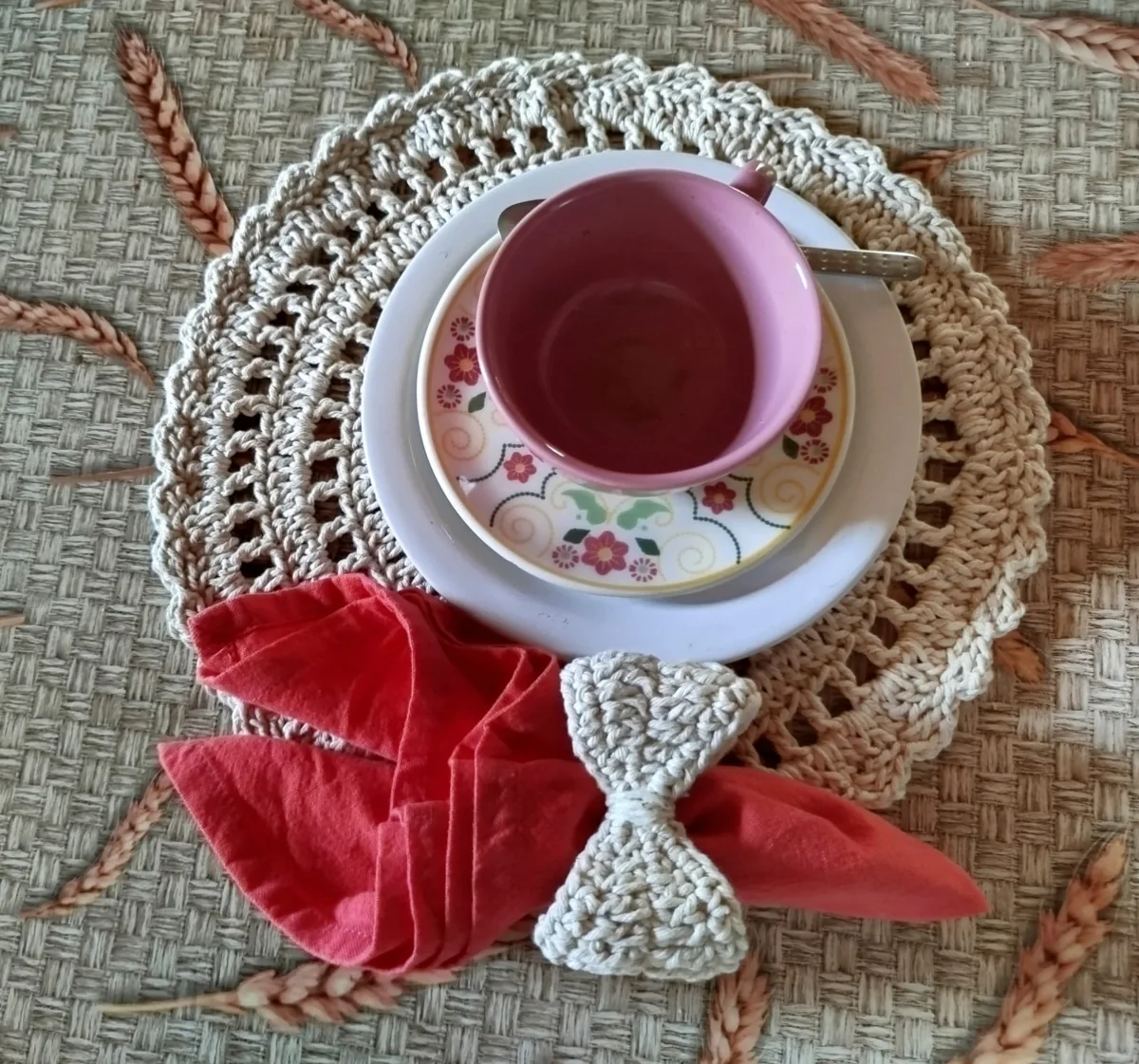 Mesa posta com sousplat de crochê e xícara floral
